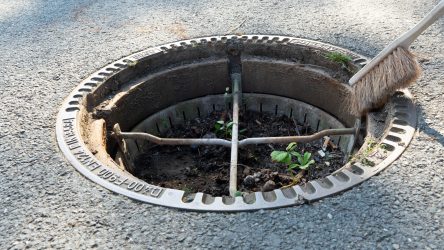 0201_schachtrahmen_reinigen_anwendung