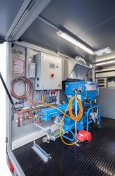02_ksass_schachtsanierungsanlage_anhänger_innenansichtig_mischer_pump_steuerung