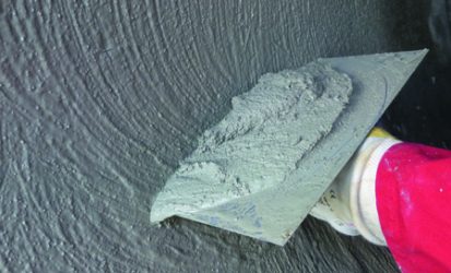 Handbeschichtung mit ERGELIT Mörtel auf einer Maurerkelle